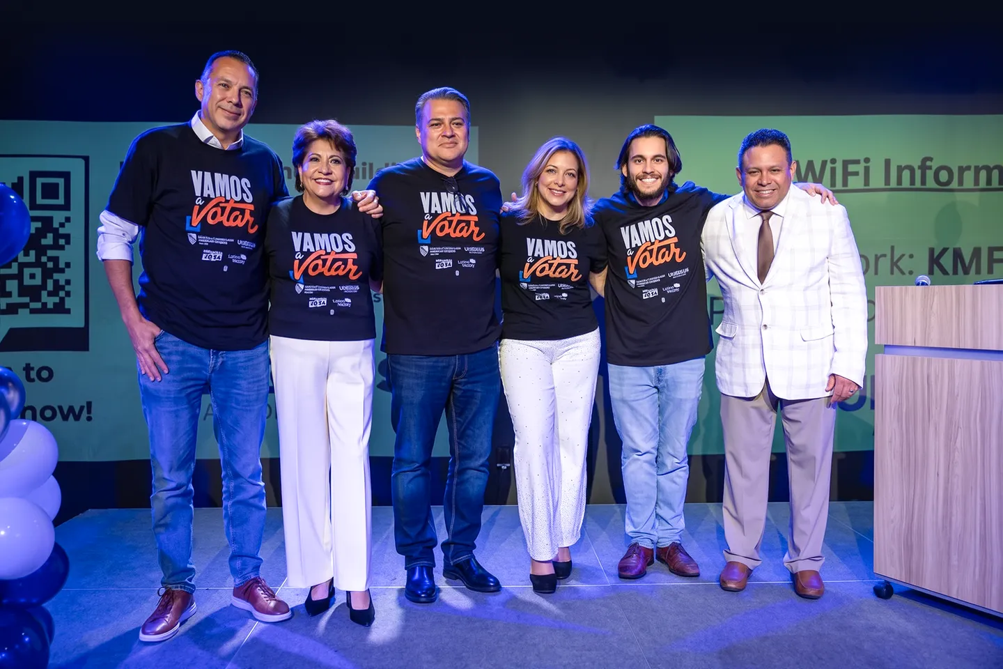 Coalition leaders on stage in Vamos a Votar shirts